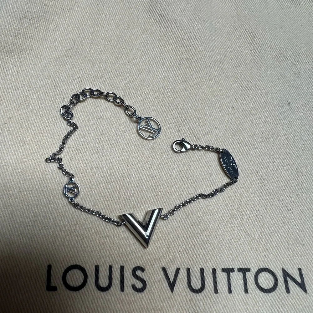 Louis Vuitton Silver V Chain Bracelet - Picture 10 of 12